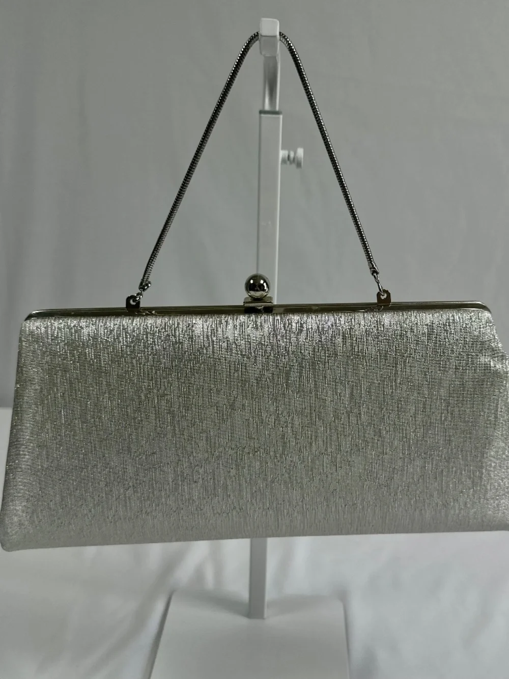 Vintage 1950/1960s Ila of California Silver Metallic Evening Clutch Kiss Lock